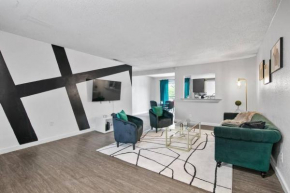 Hidden 3BDR, 2BA w/Pool & King Bed 6 mins from DT
